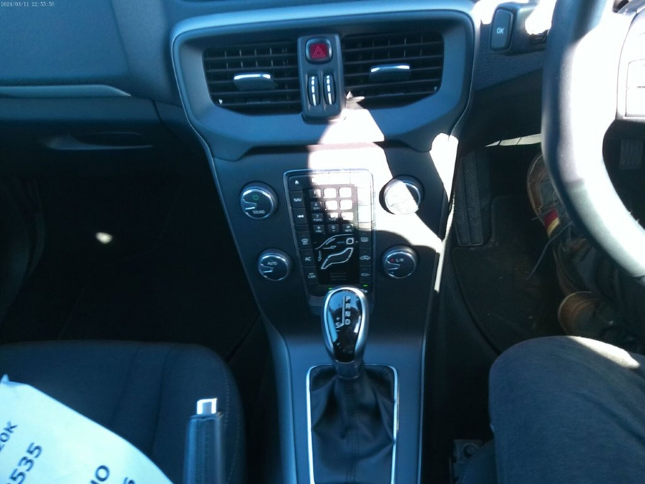 2018 Volvo V40 - image 7