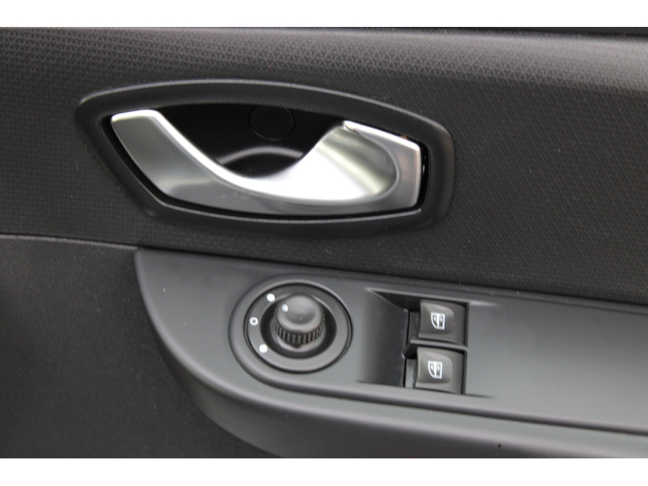 2017 Renault Clio - image 12