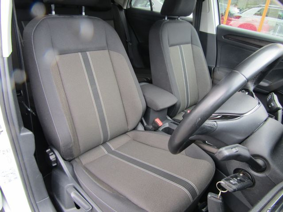 2019 Volkswagen T-Roc - image 14