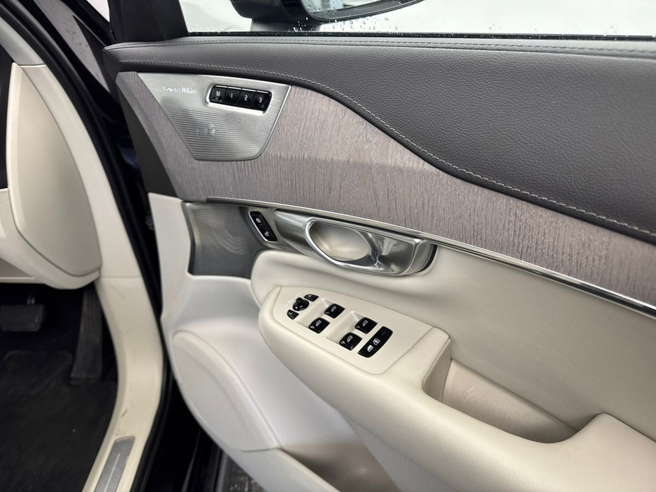 2023 Volvo XC90 - image 11