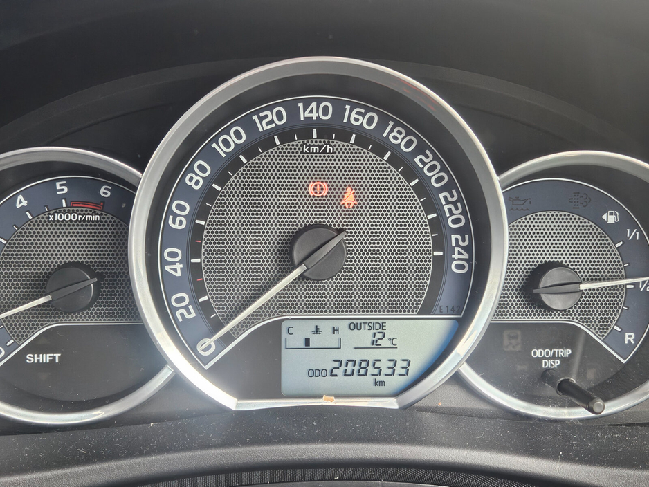 2013 Toyota Auris - image 6