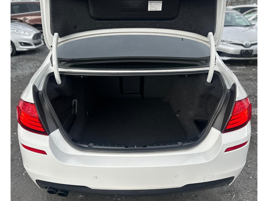 2017 BMW 5 Series - image 9