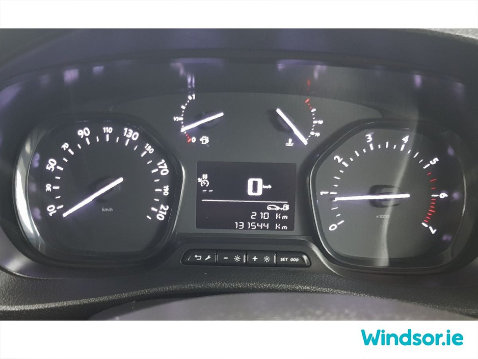 2022 Opel Vivaro - image 16