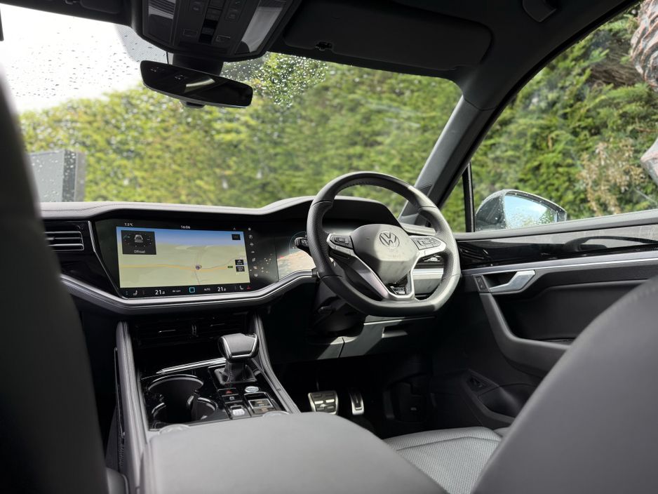 2025 Volkswagen Touareg - image 10