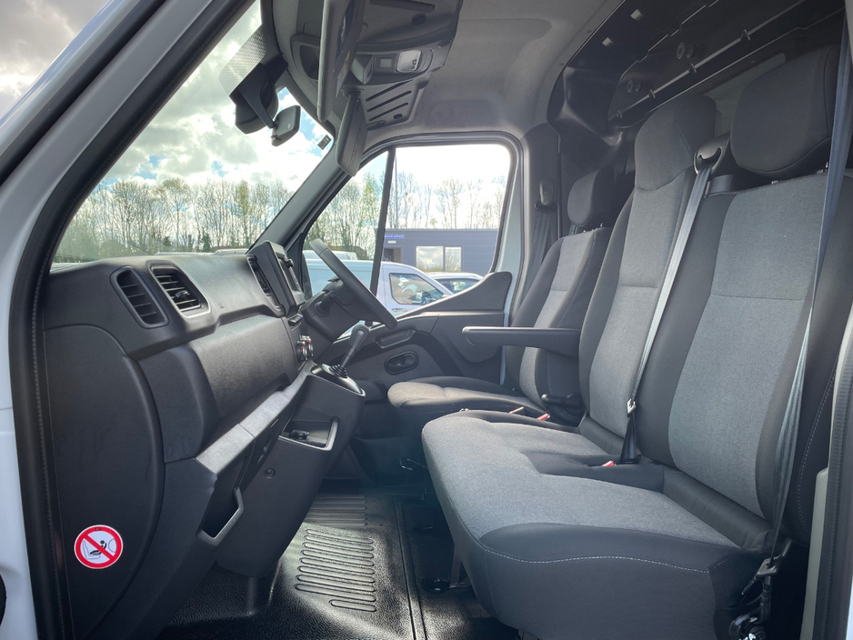 2025 Renault Master - image 18