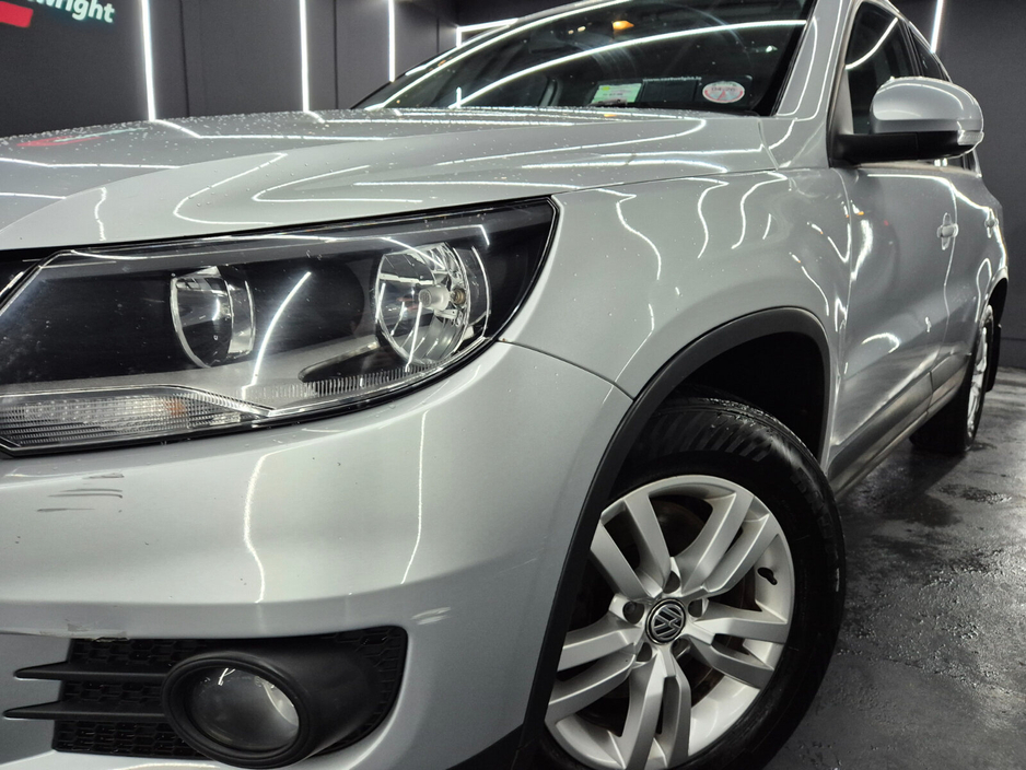 2012 Volkswagen Tiguan - image 2