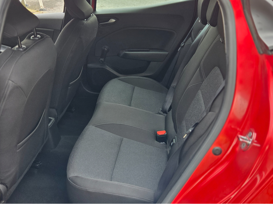 2023 Renault Clio - image 9