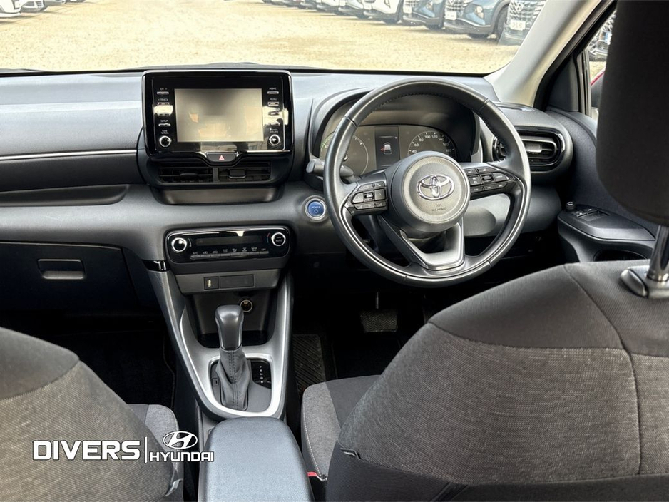 2022 Toyota Yaris - image 10