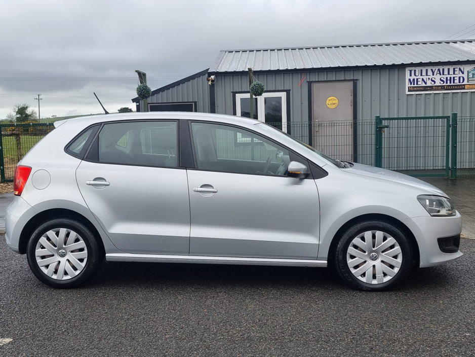 2011 Volkswagen Polo - image 2