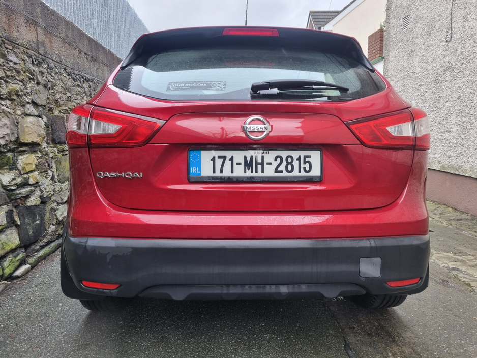 2017 Nissan Qashqai 1.2 PET XE CVT €10,000
