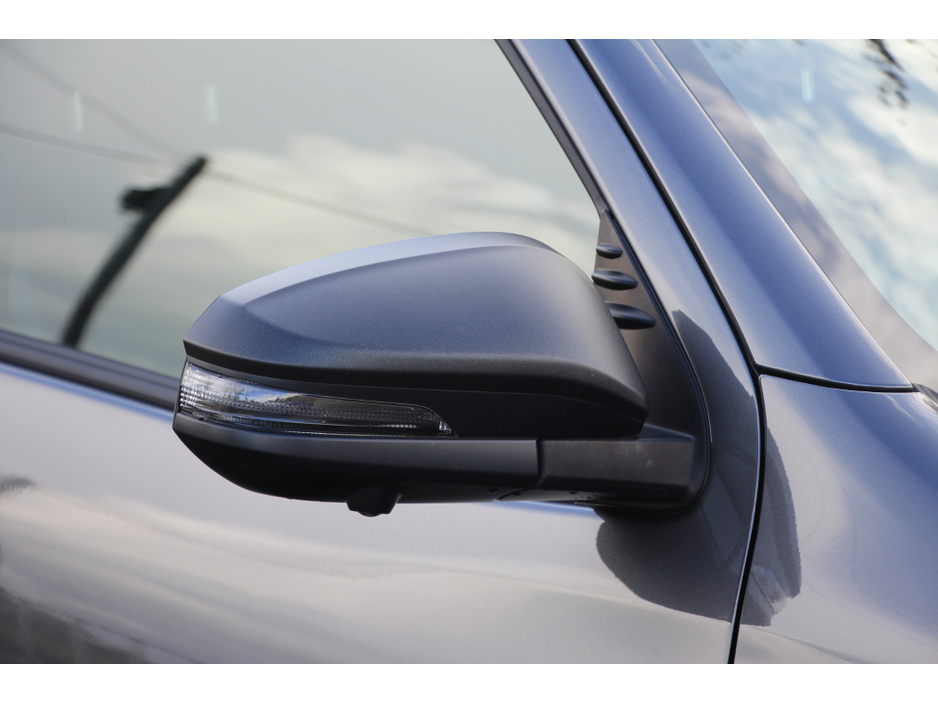 2025 Toyota Hilux Invincible X * Roll cover and bars inc €66,358