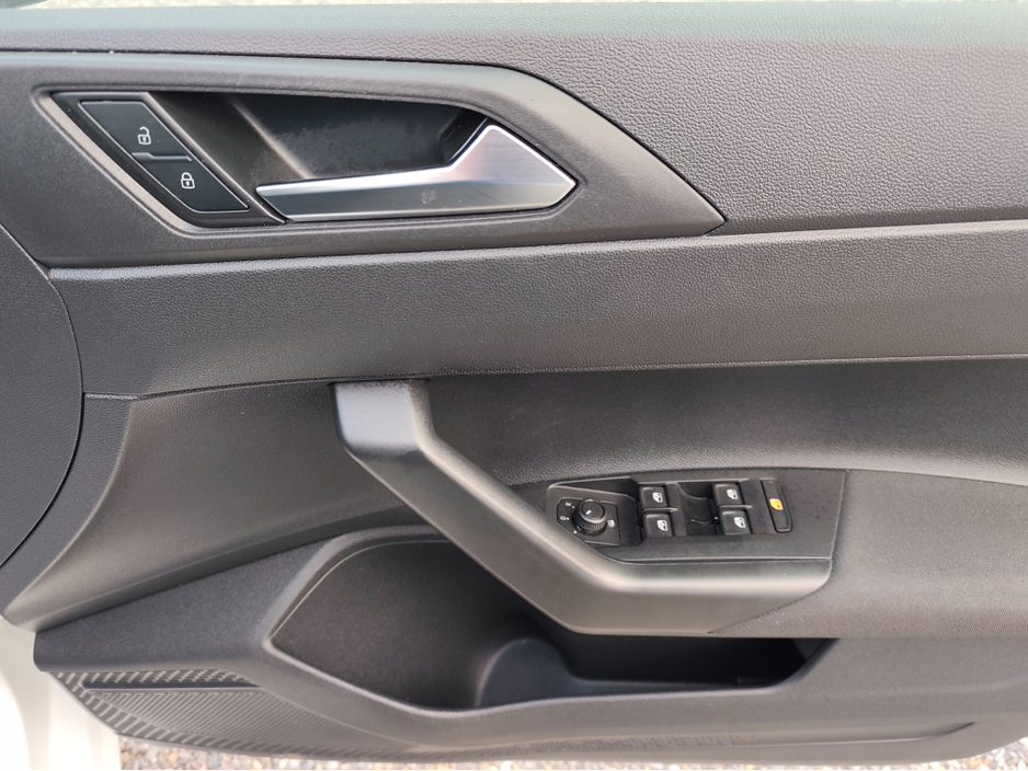 2021 Volkswagen Polo - image 9