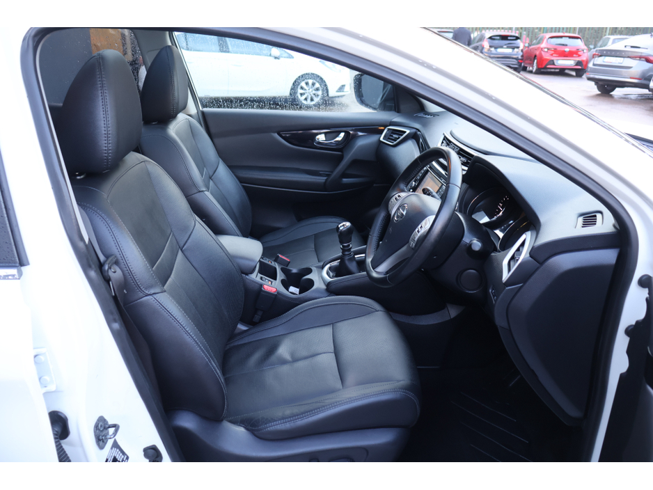 2017 Nissan Qashqai SV PREMIUM  Low Mileage Huge Spec €15,495