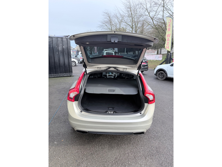 2016 Volvo V60 - image 12