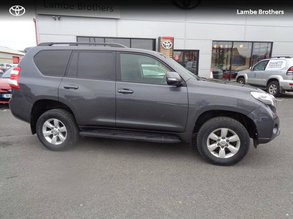 2018 Toyota Landcruiser - image 3