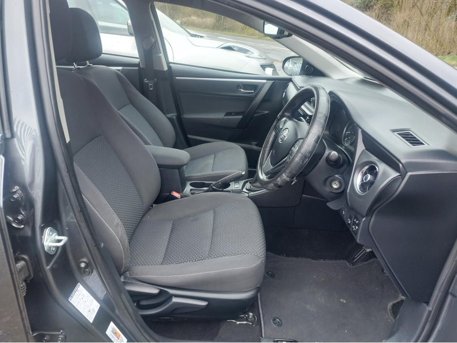 2017 Toyota Corolla - image 2