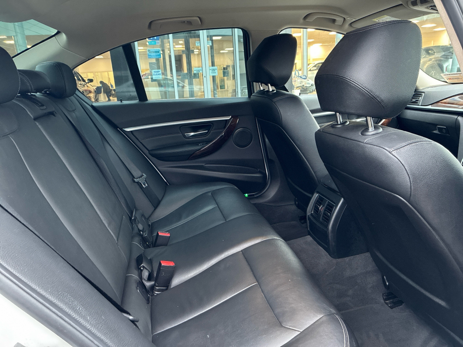 2016 BMW 3 Series - image 10