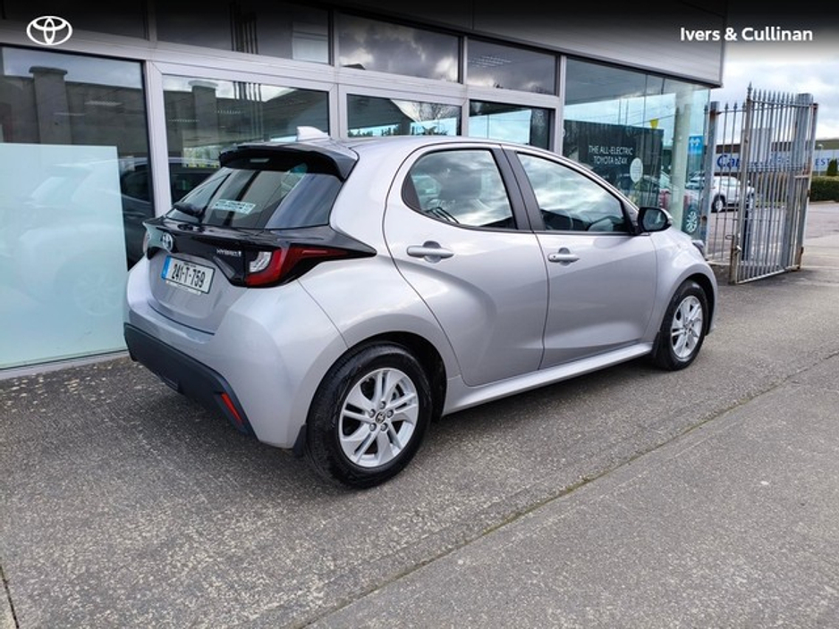 2024 Toyota Yaris - image 2