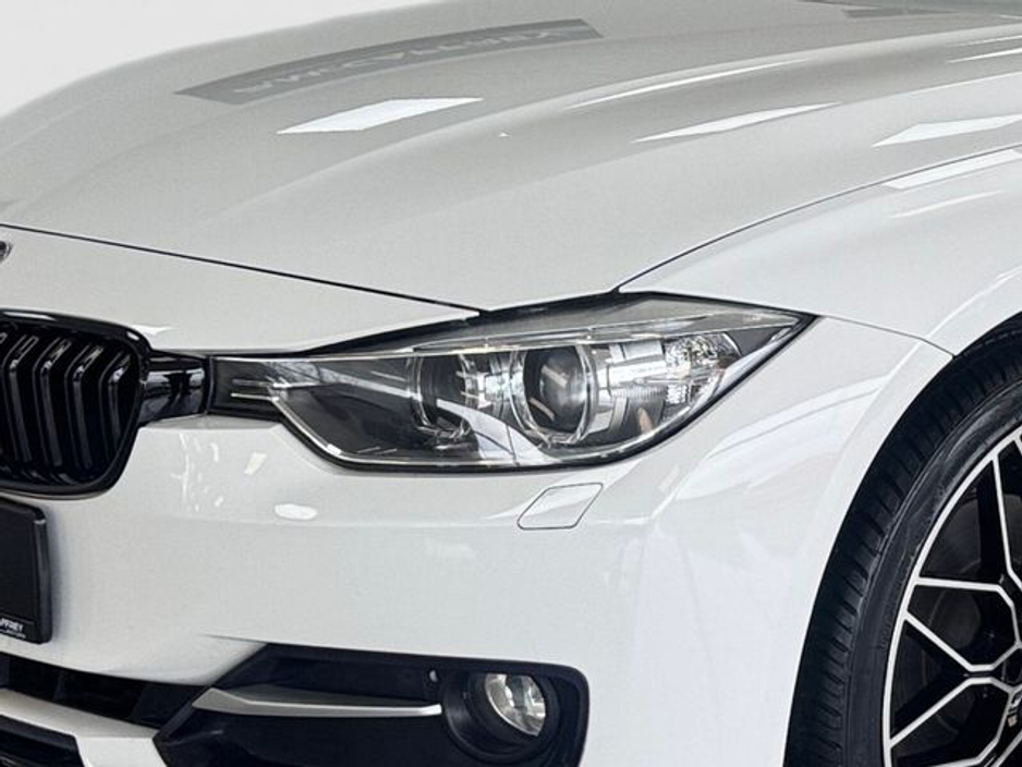 2015 BMW 3 Series - image 9