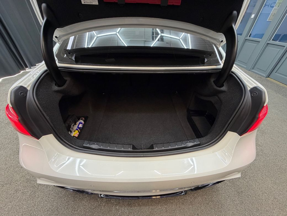 2016 BMW 3 Series - image 33