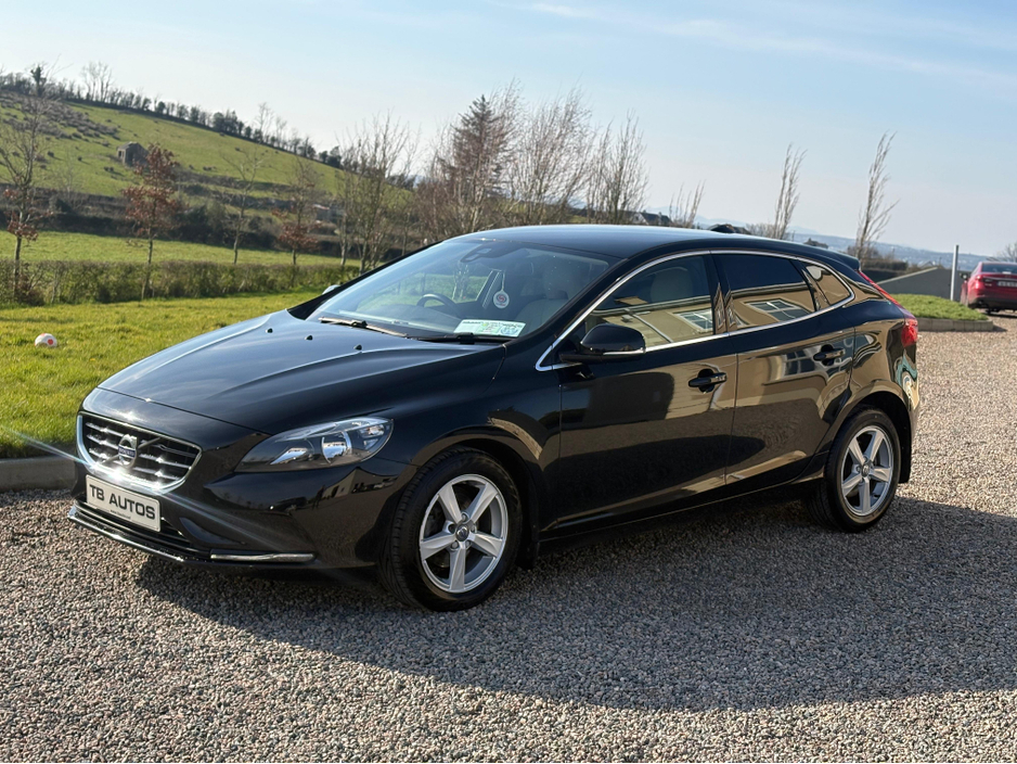 2015 Volvo V40 - image 2