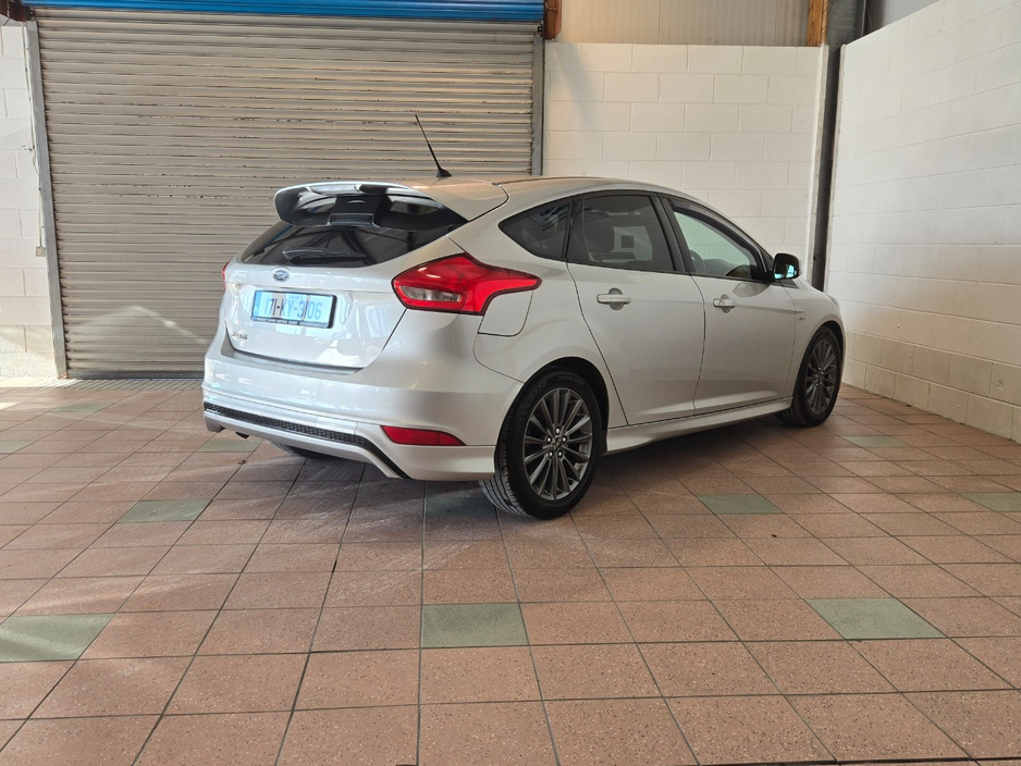 2017 Ford Focus - image 10