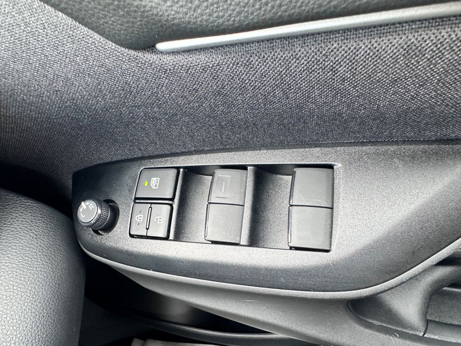 2024 Toyota Yaris Cross - image 27