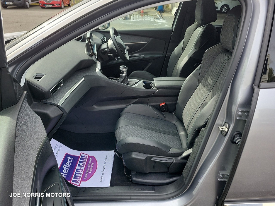 2021 Peugeot 5008 - image 2