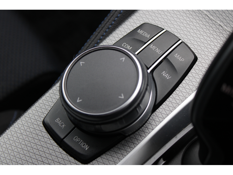 2020 BMW 5 Series - image 18