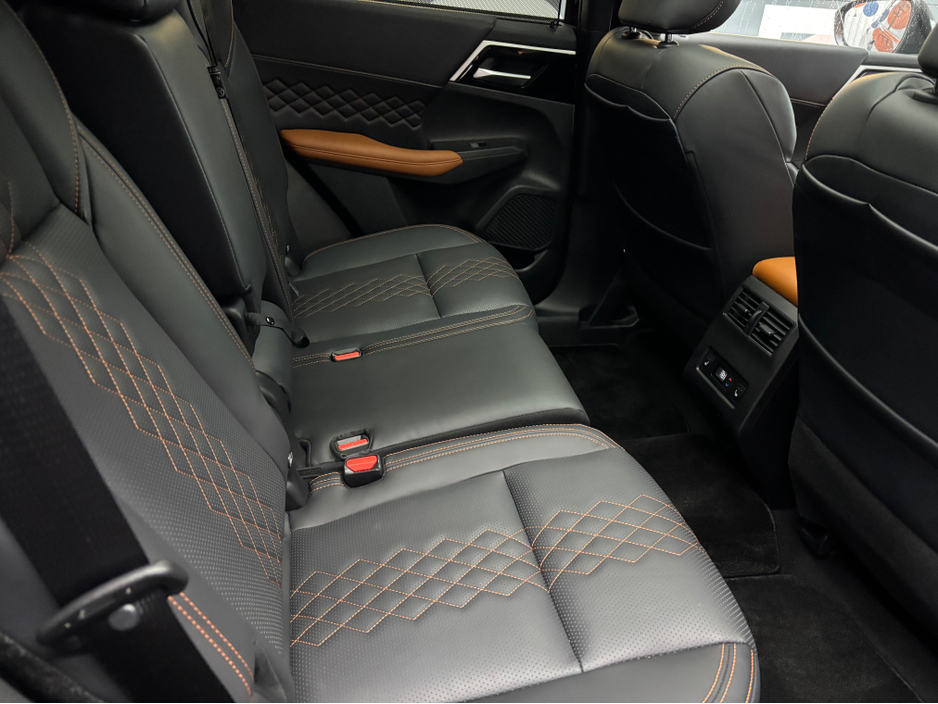 2024 Mitsubishi Outlander - image 13