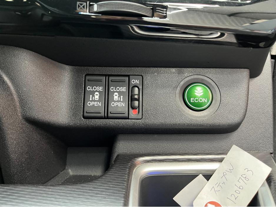 2020 Honda Stepwagon - image 13