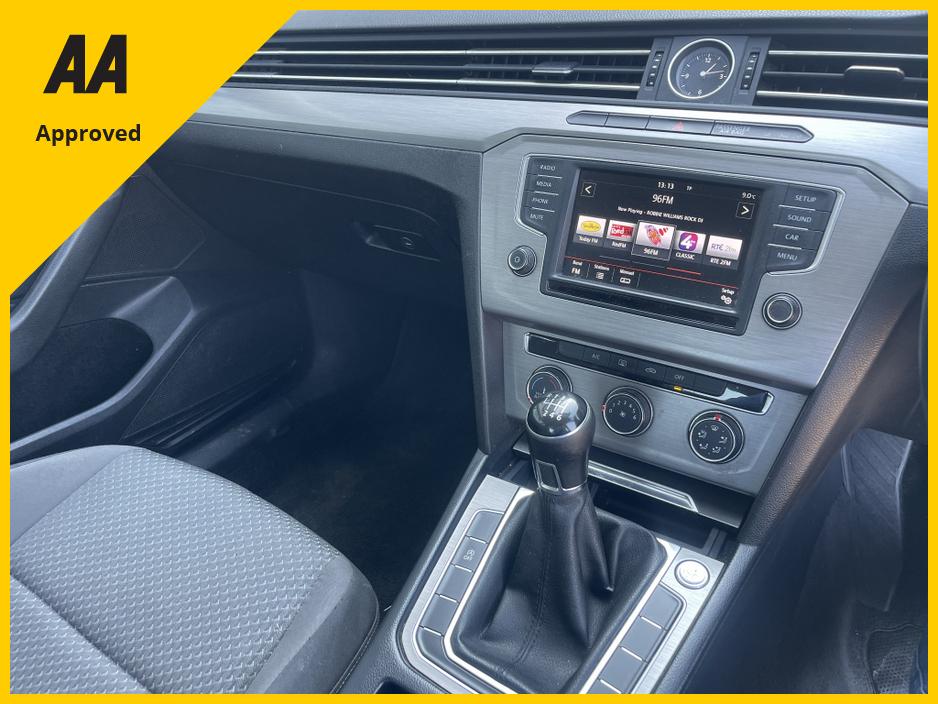 2015 Volkswagen Passat - image 4