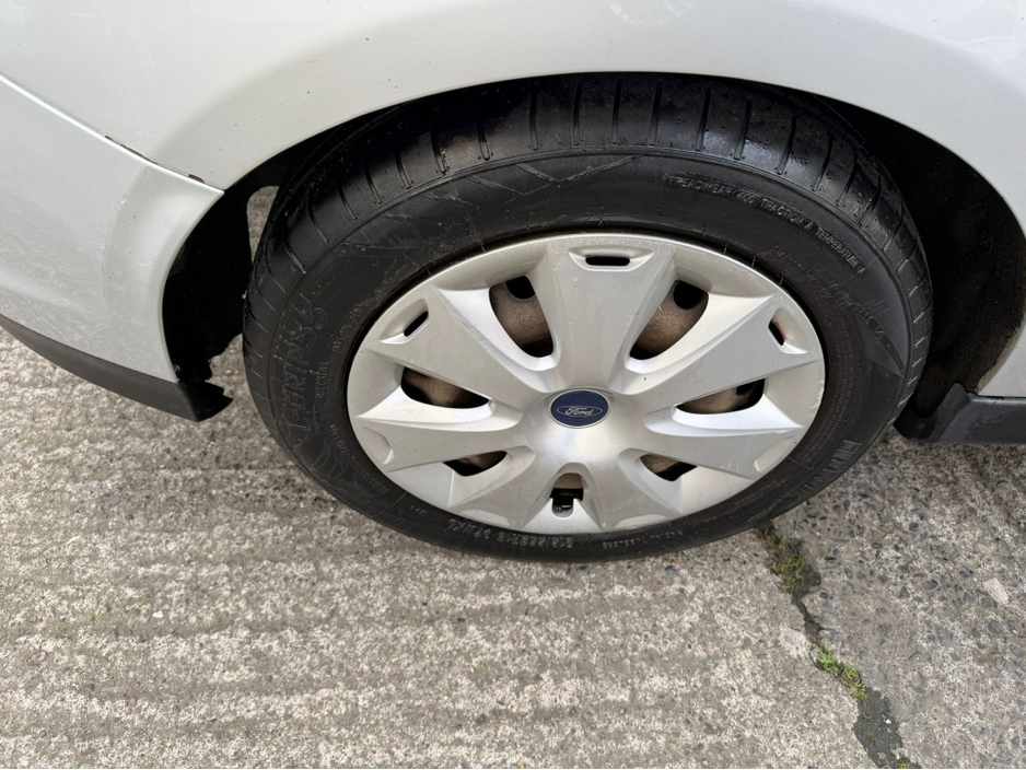 2011 Ford Focus - image 8