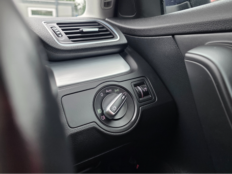 2015 Volkswagen Passat - image 15