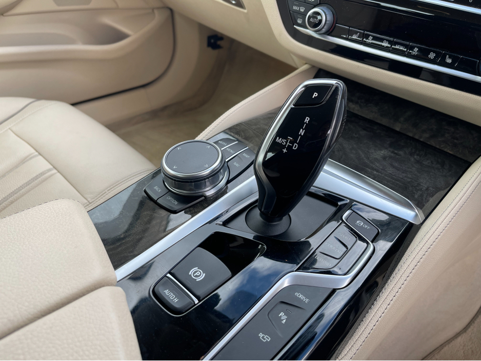 2018 BMW 5 Series - image 19