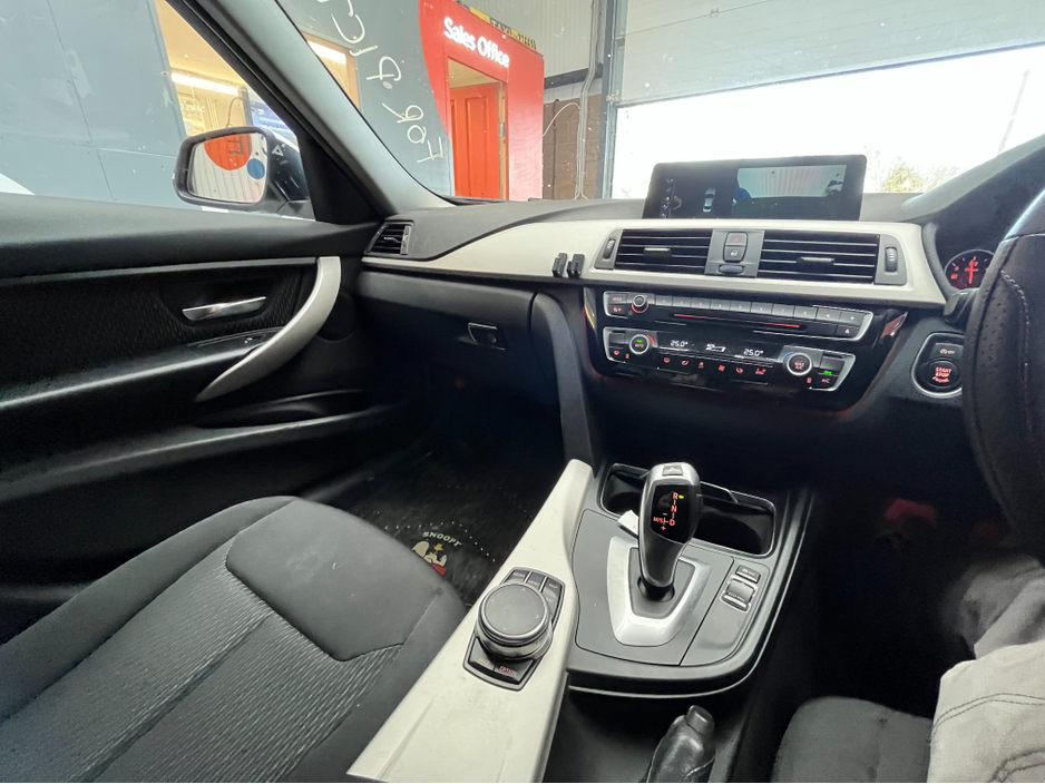 2017 BMW 3 Series - image 18