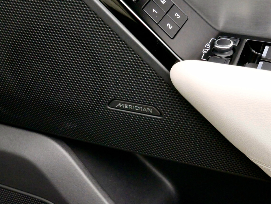 2022 Land Rover Range Rover Velar - image 19