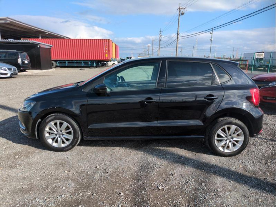 2014 Volkswagen Polo - image 2