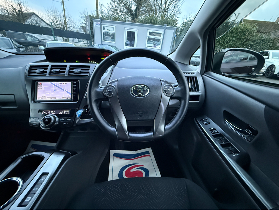 2014 Toyota Prius Alpha - image 13