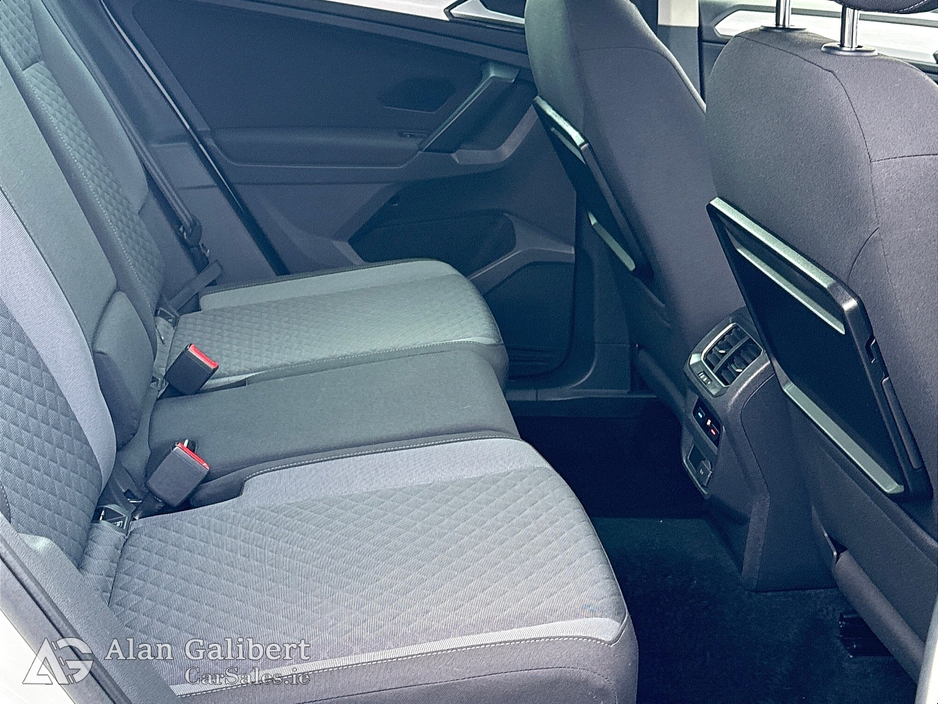 2017 Volkswagen Tiguan - image 10