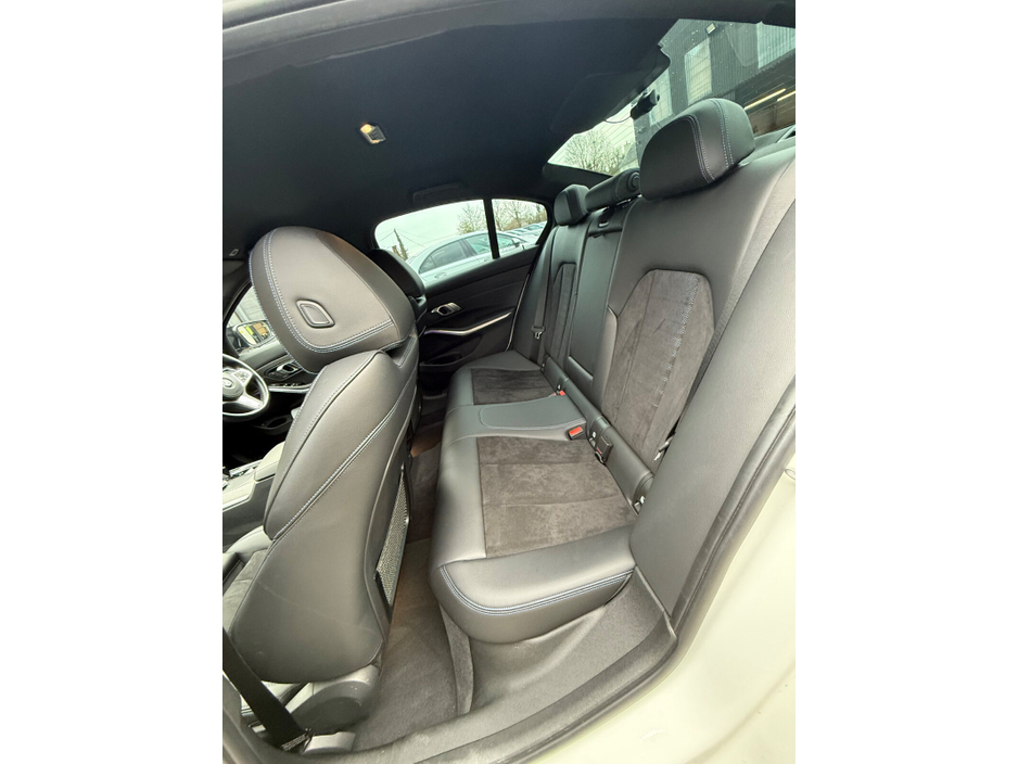 2020 BMW 3 Series - image 20