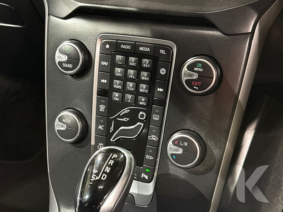 2019 Volvo V40 - image 18