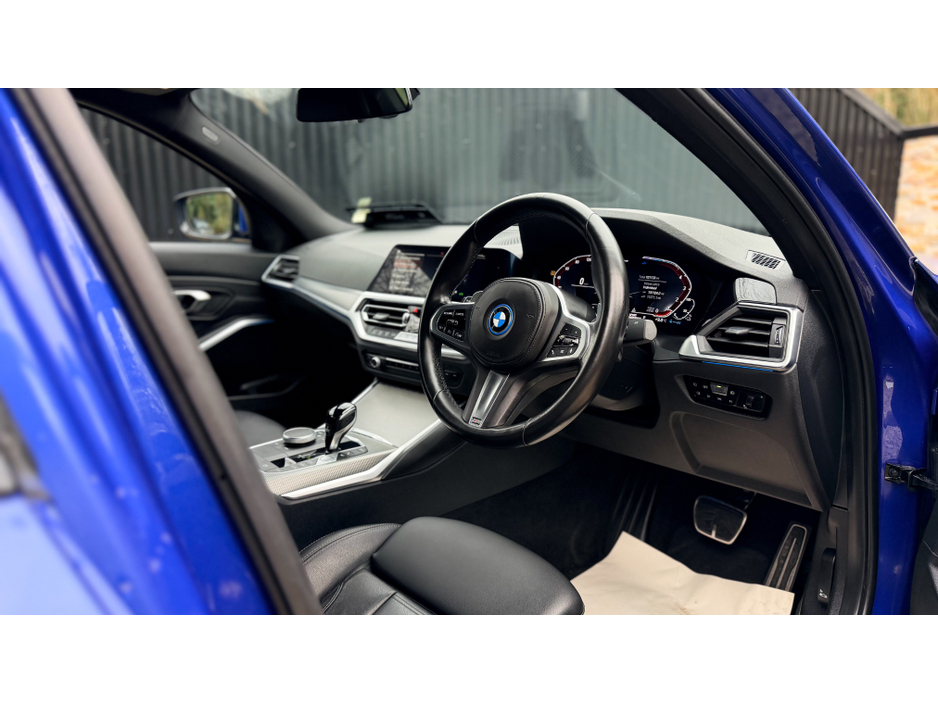 2022 BMW 3 Series - image 5