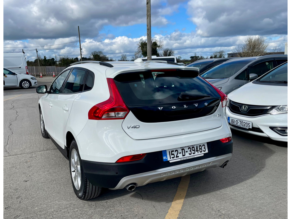 2015 Volvo V40 - image 8