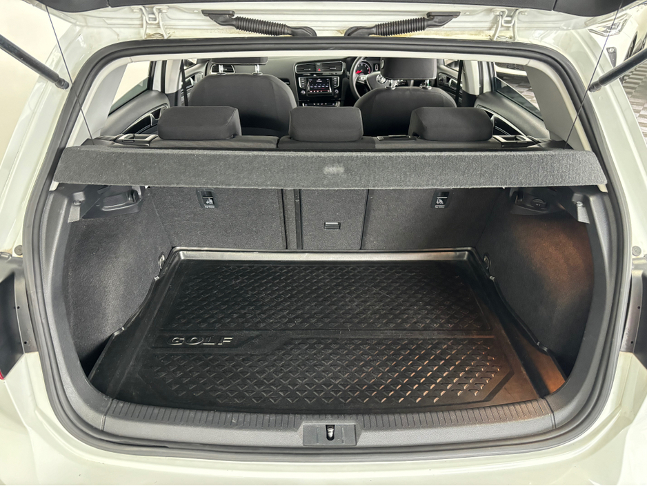 2013 Volkswagen Golf - image 11