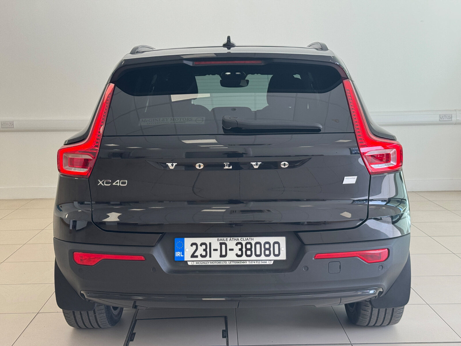 2023 Volvo XC40 - image 25