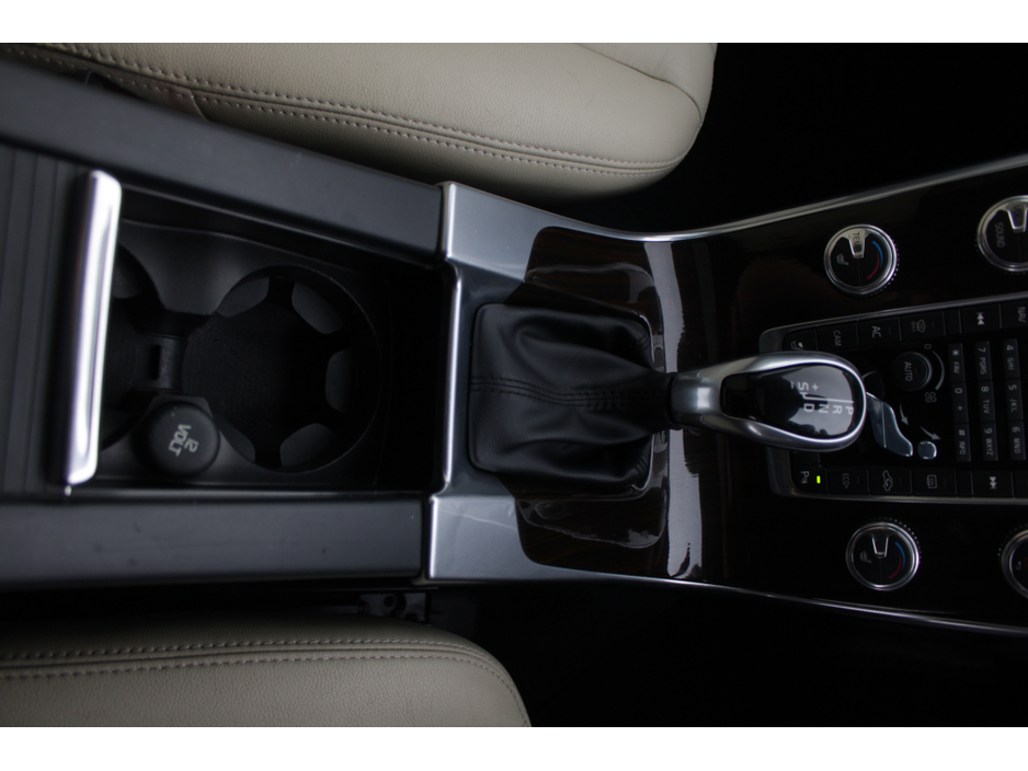 2017 Volvo V60 - image 14