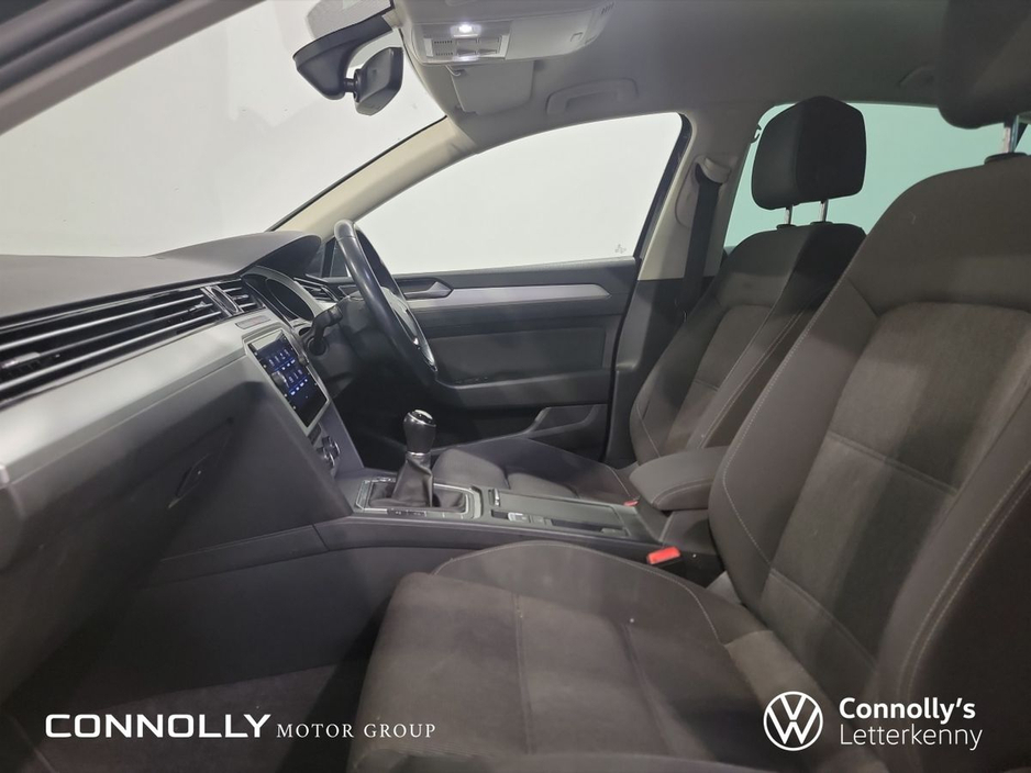 2019 Volkswagen Passat - image 5