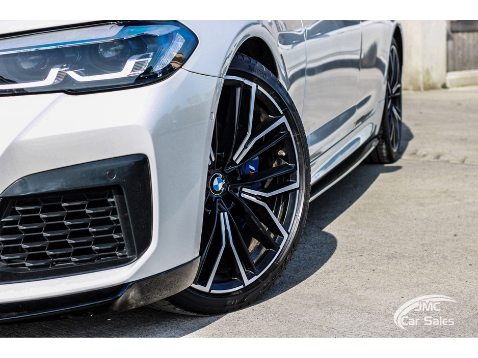 2022 BMW 5 Series - image 2