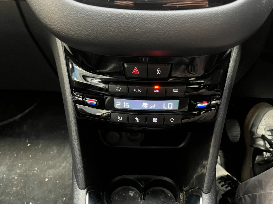 2015 Peugeot 208 - image 13